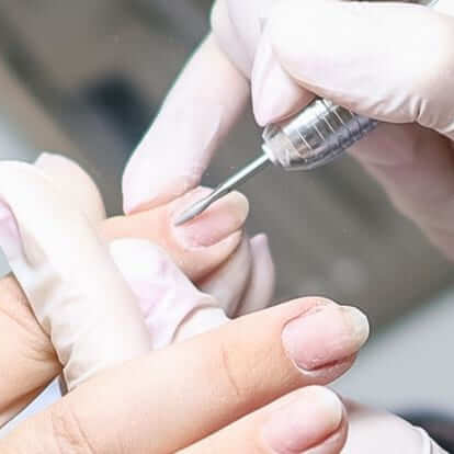 Dépose de gel ou ongles américains à Arras – retrait en douceur et soin protecteur des ongles naturels.