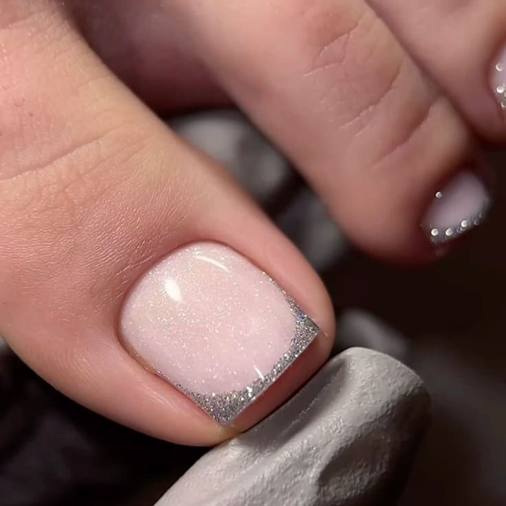 Dépose et pose de vernis semi-permanent pieds à Arras – pédicure complète, soins des cuticules et résultat durable 6 à 8 semaines.