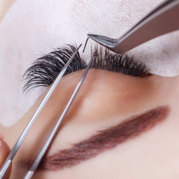 Extensions de cils méthode cil à cil – regard intense, long et volumineux, résultat naturel et élégant à Arras.