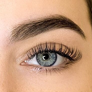 Teinture professionnelle des cils et sourcils – regard intensifié, naturel et harmonieux dans notre institut de beauté à Arras.