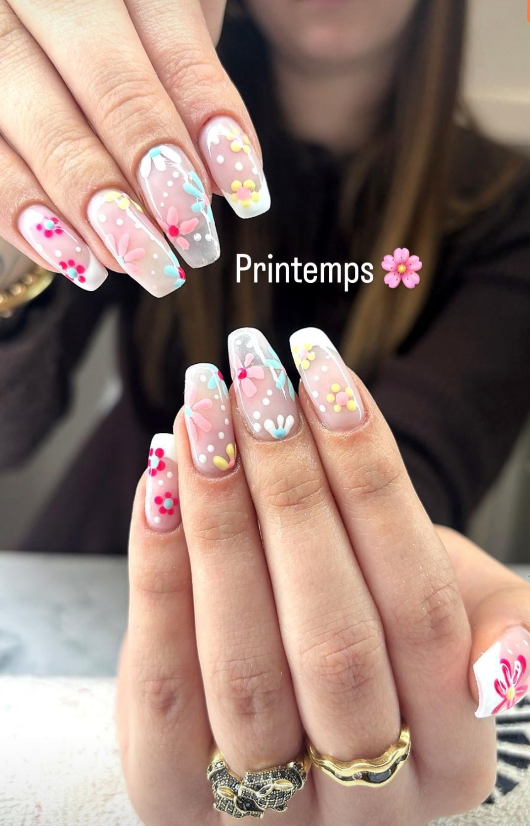 Nail art floral printemps 2026 avec fleurs 3D en relief rose fuchsia bleu et jaune sur base gel transparente réalisé au Boudoir de Charlotte institut de beauté et onglerie à Arras