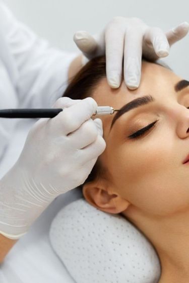 Dermopigmentation professionnelle pour sourcils et lèvres à Arras au Boudoir de Charlotte