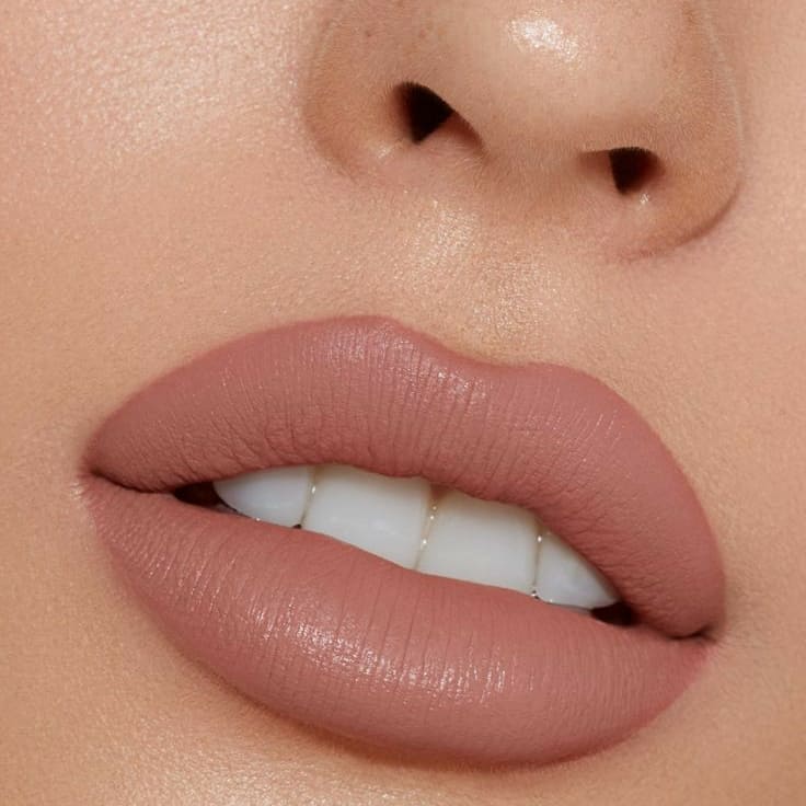 Contour des lèvres semi-permanent au Boudoir de Charlotte à Arras – lèvres redessinées, précises et naturelles