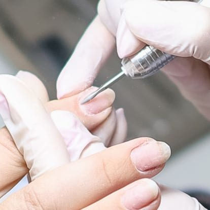 Dépose de gel ou ongles américains à Arras – retrait en douceur et soin protecteur des ongles naturels.