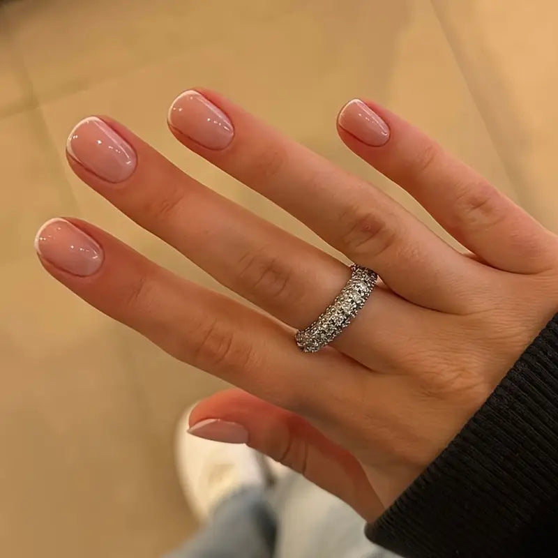 Dépose de vernis semi-permanent mains à Arras – retrait rapide et sécurisé pour des ongles naturels et soignés.