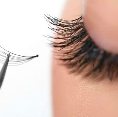 Dépose douce et professionnelle d’extensions de cils – cils naturels préservés et regard harmonieux à Arras