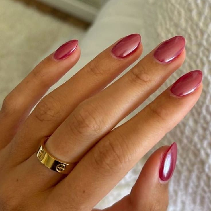 Dépose et pose de vernis semi-permanent mains à Arras – manucure complète et durable, ongles brillants et soignés en 45 minutes.