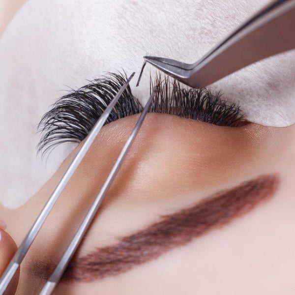 Extensions de cils méthode cil à cil – regard intense, long et volumineux, résultat naturel et élégant à Arras.