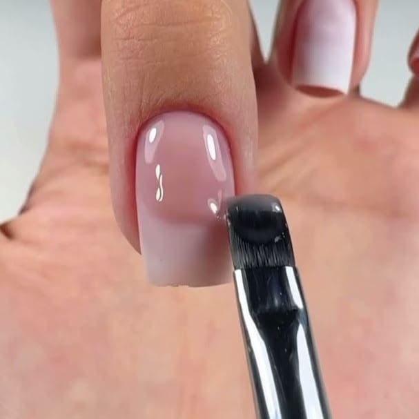 Gainage sur ongles naturels à Arras – renforcement, protection et éclat des ongles sans rallongement