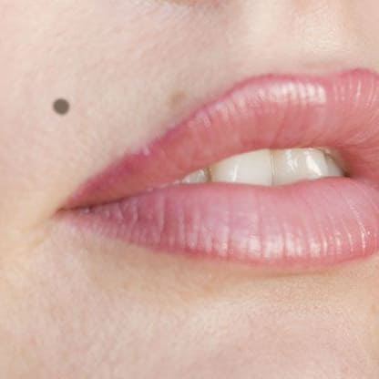 Grain de beauté semi-permanent au Boudoir de Charlotte à Arras – soin esthétique précis et naturel