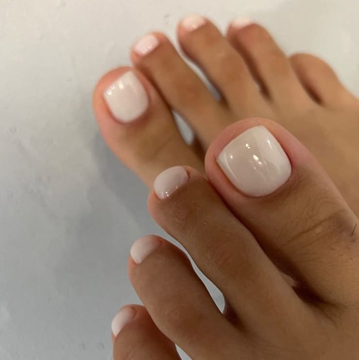 Pose de vernis semi-permanent pieds à Arras – pédicure soignée, limage inclus et tenue longue durée 6 à 8 semaines.
