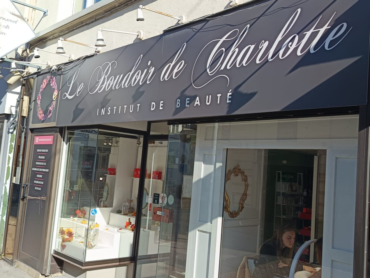 Charger la vidéo : Présentation du Boudoir de Charlotte, institut de beauté à Arras : découvrez notre salon, nos espaces de soins et notre équipe professionnelle.