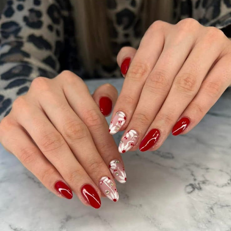 Nail art printanier aux couleurs vives et pastel chez Le Boudoir de Charlotte, institut de beauté à Arras – Designs floraux et tendances printemps